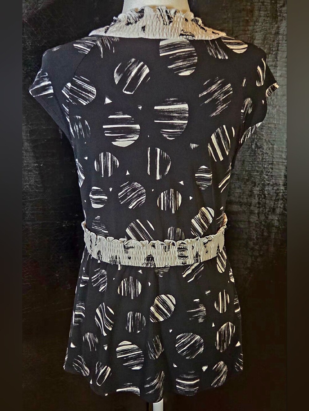 Vintage BCBGMAXAZRIA Circle Print Smocked Ruffle V-Neck Top Medium - Picture 10 of 14